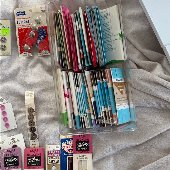 Sewing items - Picture 2 of 4